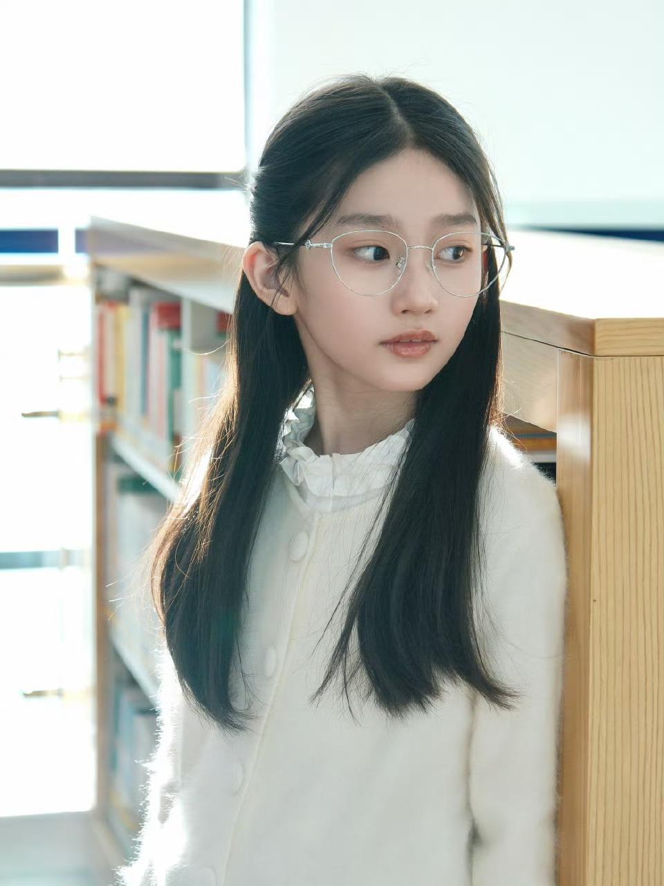 图书馆里的小书虫，沉静在知识的海洋中。📚✨