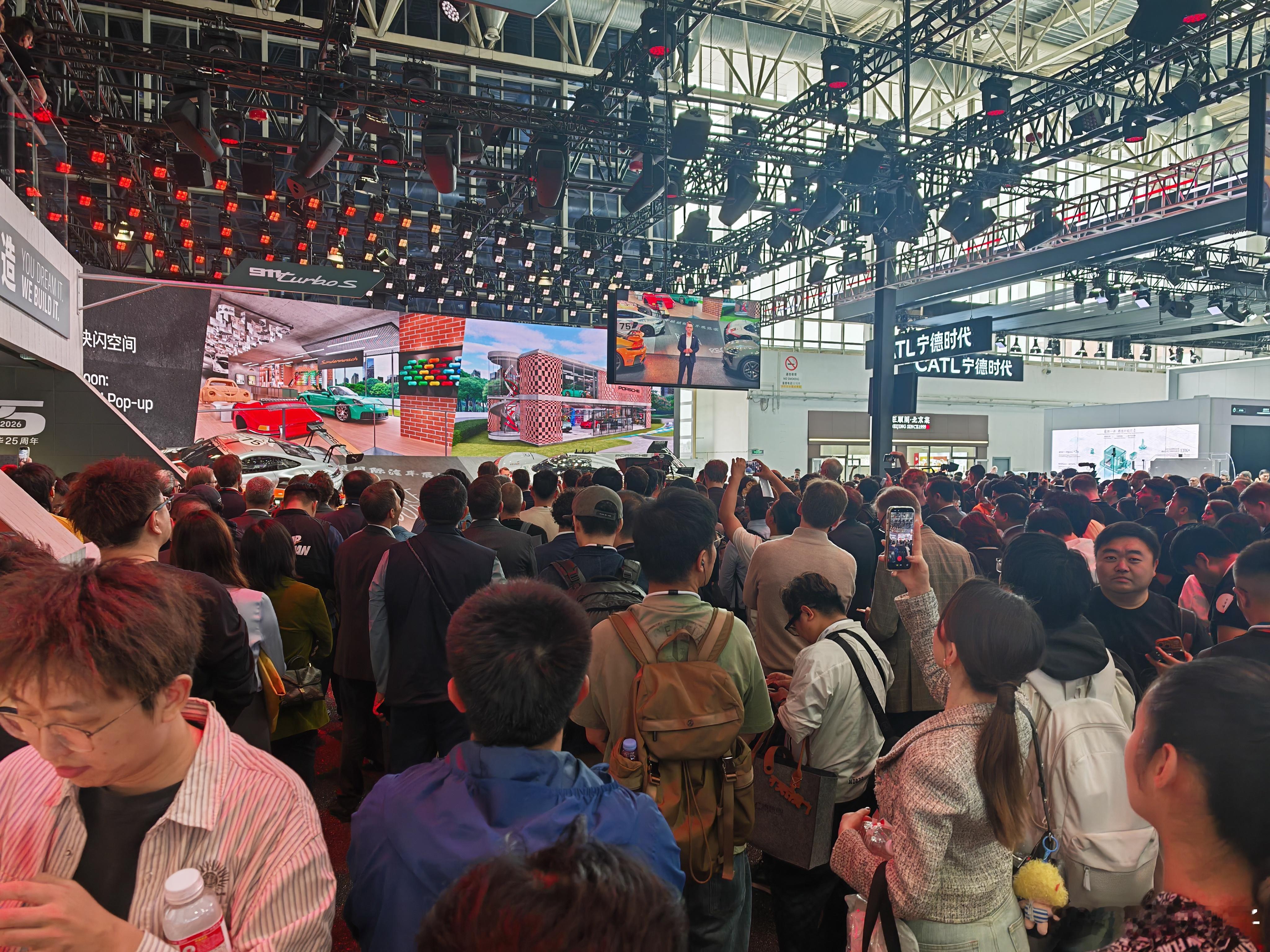 本届北京车展，保时捷直接放大招，全新纯电CayenneTurbo与Turbo