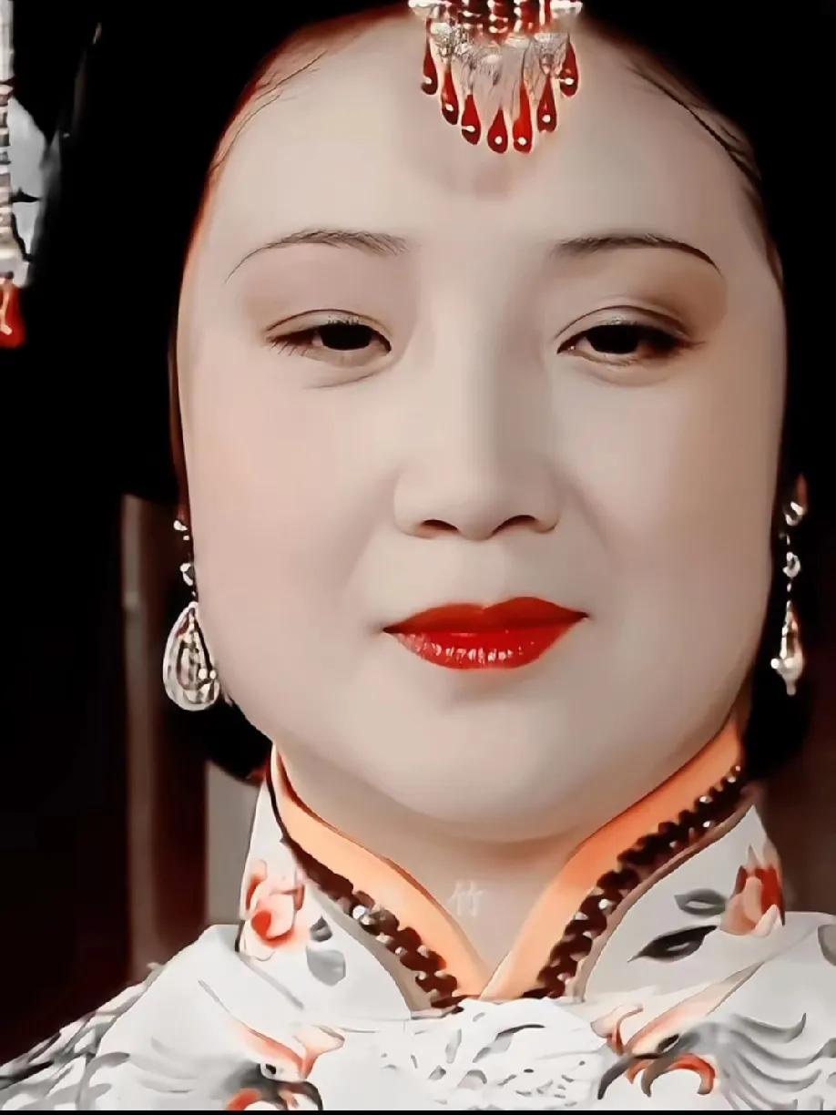 87版《红楼梦》里，南安太妃的出场堪称“面若观音，心如蛇蝎”的教科书级演绎。这位