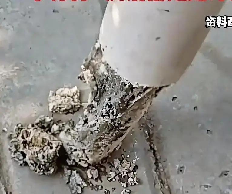 我把昨晚吃剩的牛油火锅汤倒进水池，开水冲了五分钟，今早洗碗池直接罢工。物业小哥