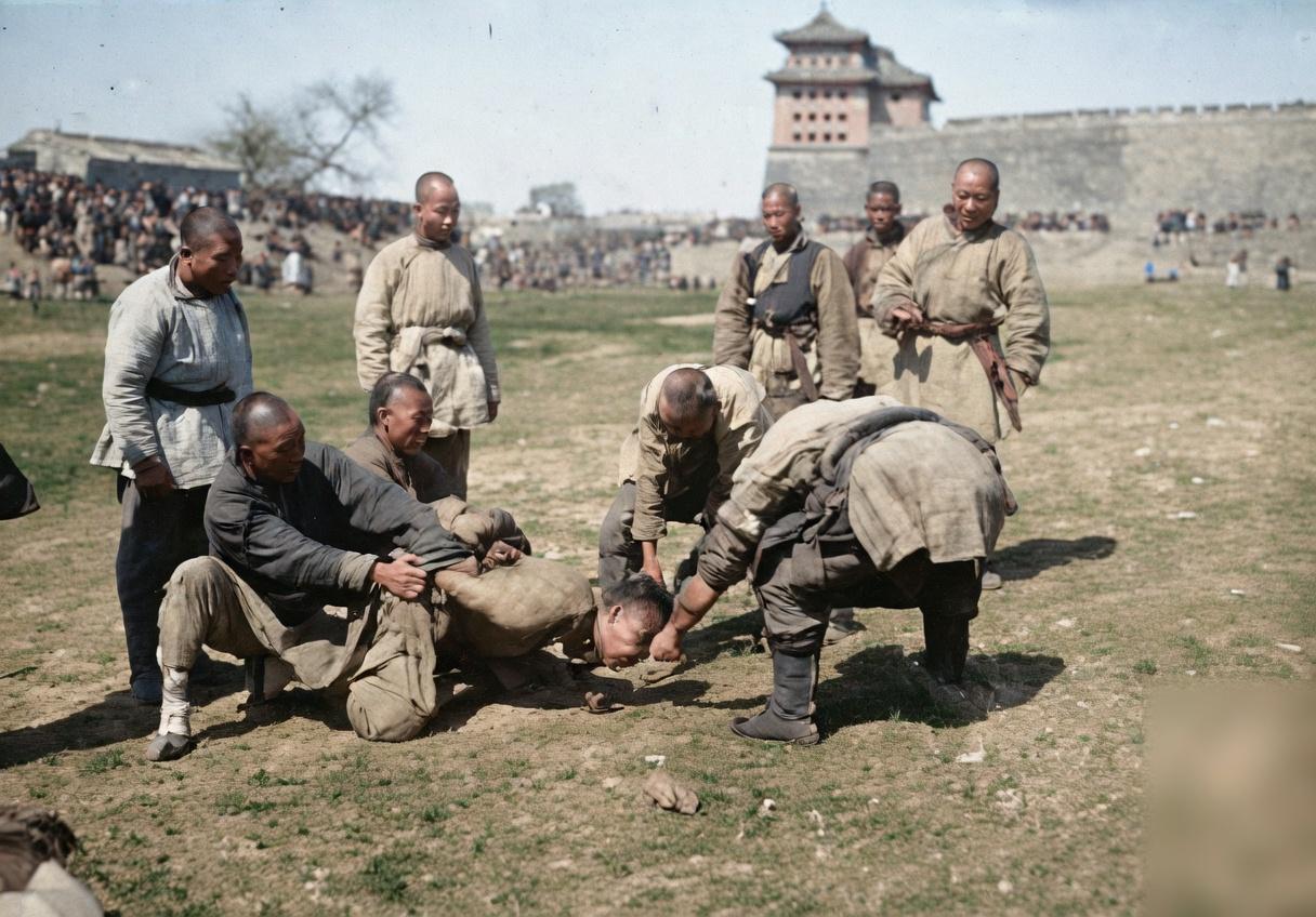 八国联军侵华期间，北京城墙下，中国平民惨遭施暴处决的血腥现场，是列强侵华罪行的又