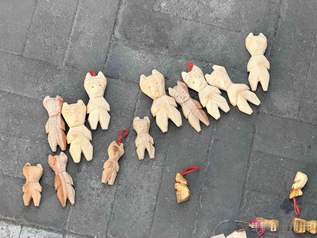 什刹海木雕大爷的玲娜贝儿变“魔丸”了之前看到他的作品，每只小动物都透着灵气，细