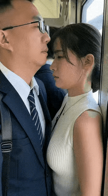 这也太挤了，不知道女生心里在想什么