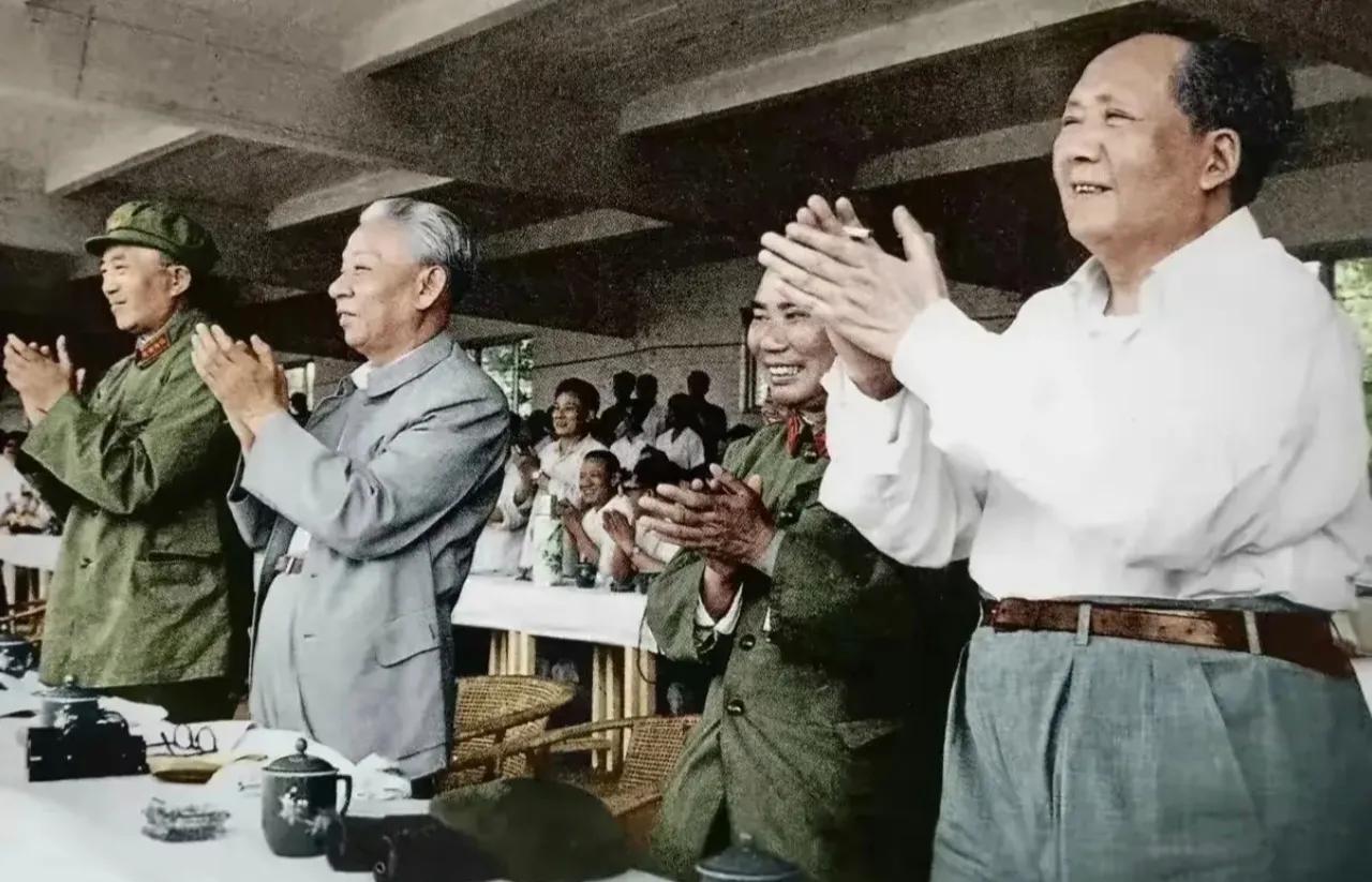 1964年，在那场意义非凡的全军大比武汇报表演现场，气氛热烈而庄重。北京西郊射击