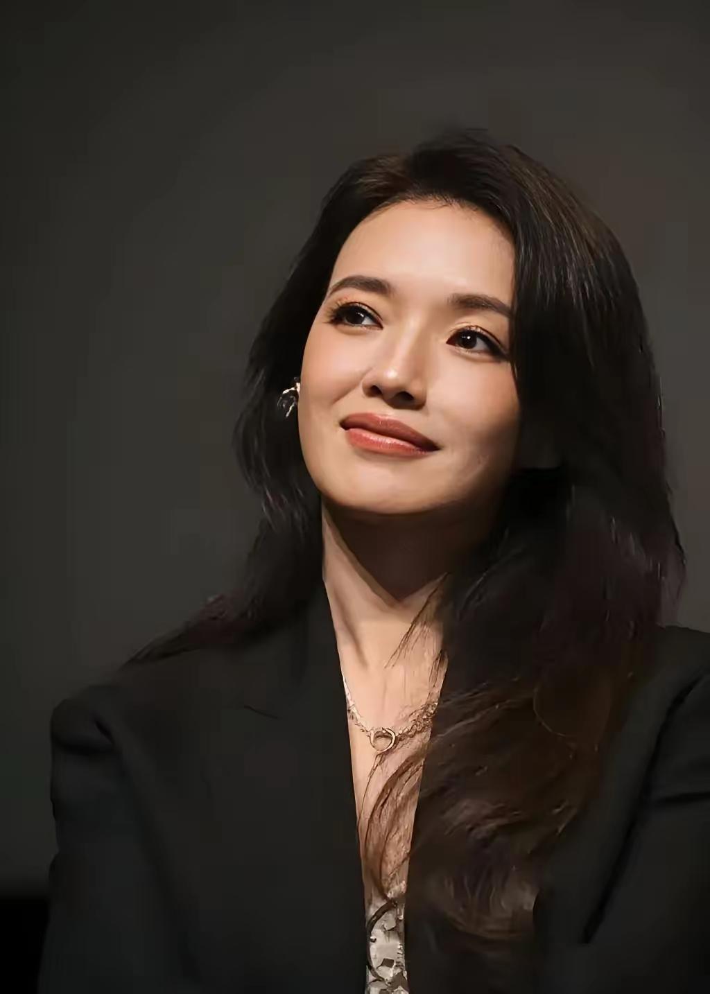 我闺蜜是在医院做营养师的，她告诉我一个真相，她说像舒淇这种经常吃不饱，说这不