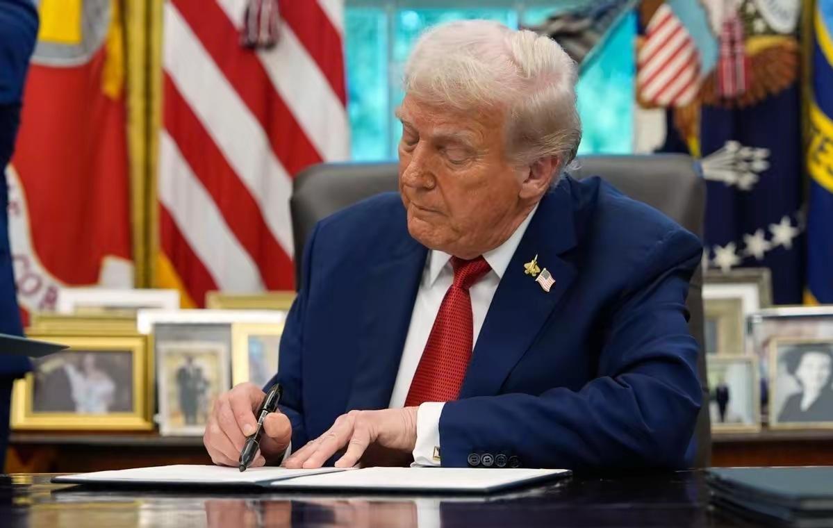 英伟达H200要重返中国市场了！这消息一出，科技圈都惊呆了——美国不是一直卡咱们