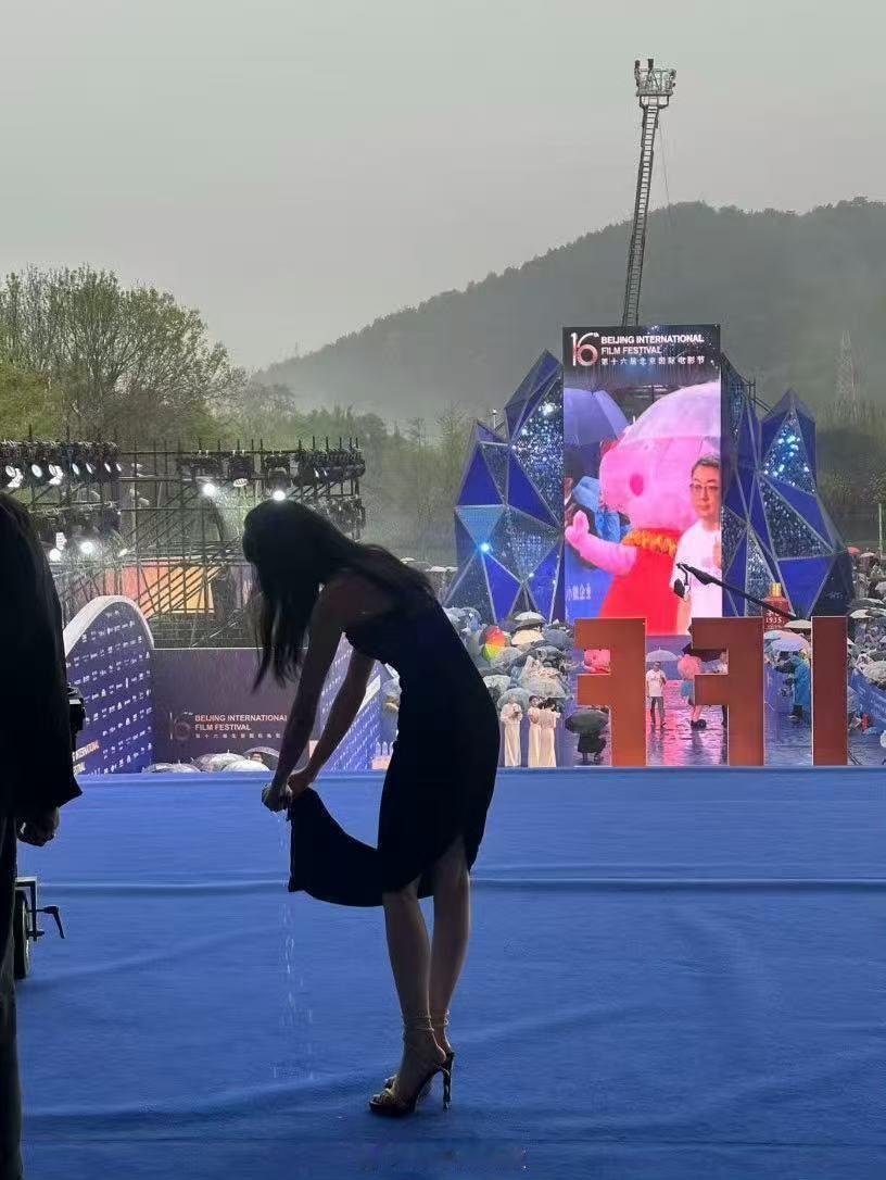 刘浩存拧裙子上的雨水刘浩存拧裙子上的雨水，这裙子好吸水啊。刘浩存的裙子好吸水