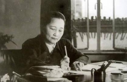 1949年，陈赓来宋庆龄家吃饭，饭吃到一半儿，有几位女性前来拜访，陈赓羞红了脸，