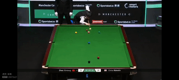 赵心童解了杆球，沃克林走过来看着红球慢慢落了中袋，挠了挠头认输又走了回去……多么