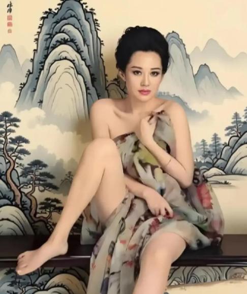 许晴50岁那年，“脱得精光”。姜文在发布会上夸她屁股是“美啊”！很多人