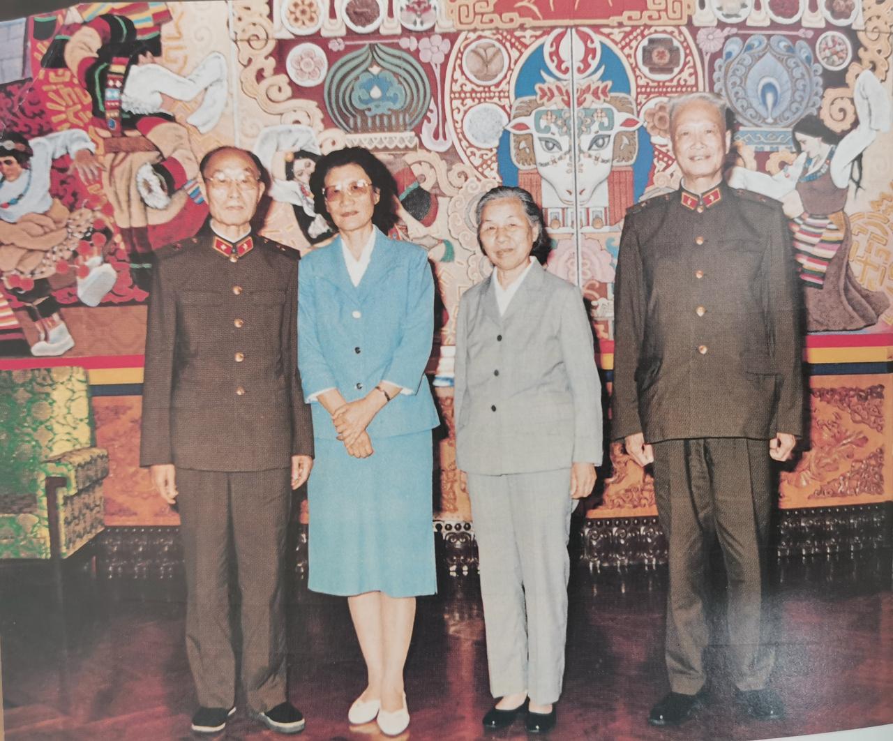 第三野战军的两位参谋长罕见合影。右边是张震，第三野战军成立，他就是参谋长。195