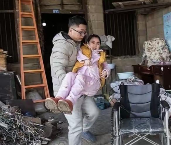 2019年，陕西一名男子为了见心心念念的女网友，专程跨越千里赶去表白。可真正见面