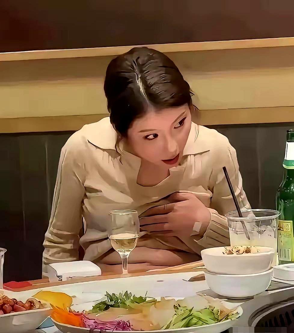 头一回见面就敢撩衣服亮肚子，这姑娘是真没把对面男的当外人。换我年轻时相亲，恨不