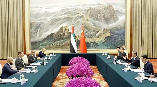前脚送走特朗普，后脚阿联酋就给白宫来了个“背刺”！这波操作，连中东媒体都直呼“看