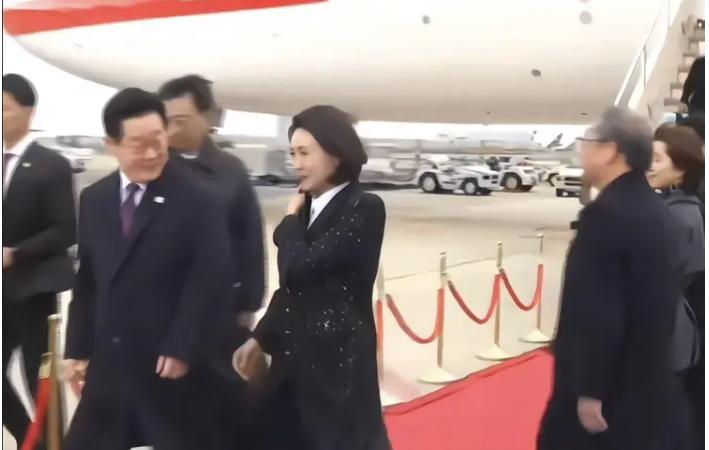 2026年1月13日下午，韩国政要李在明的专机降落在日本大阪机场。舷梯稳稳架好，