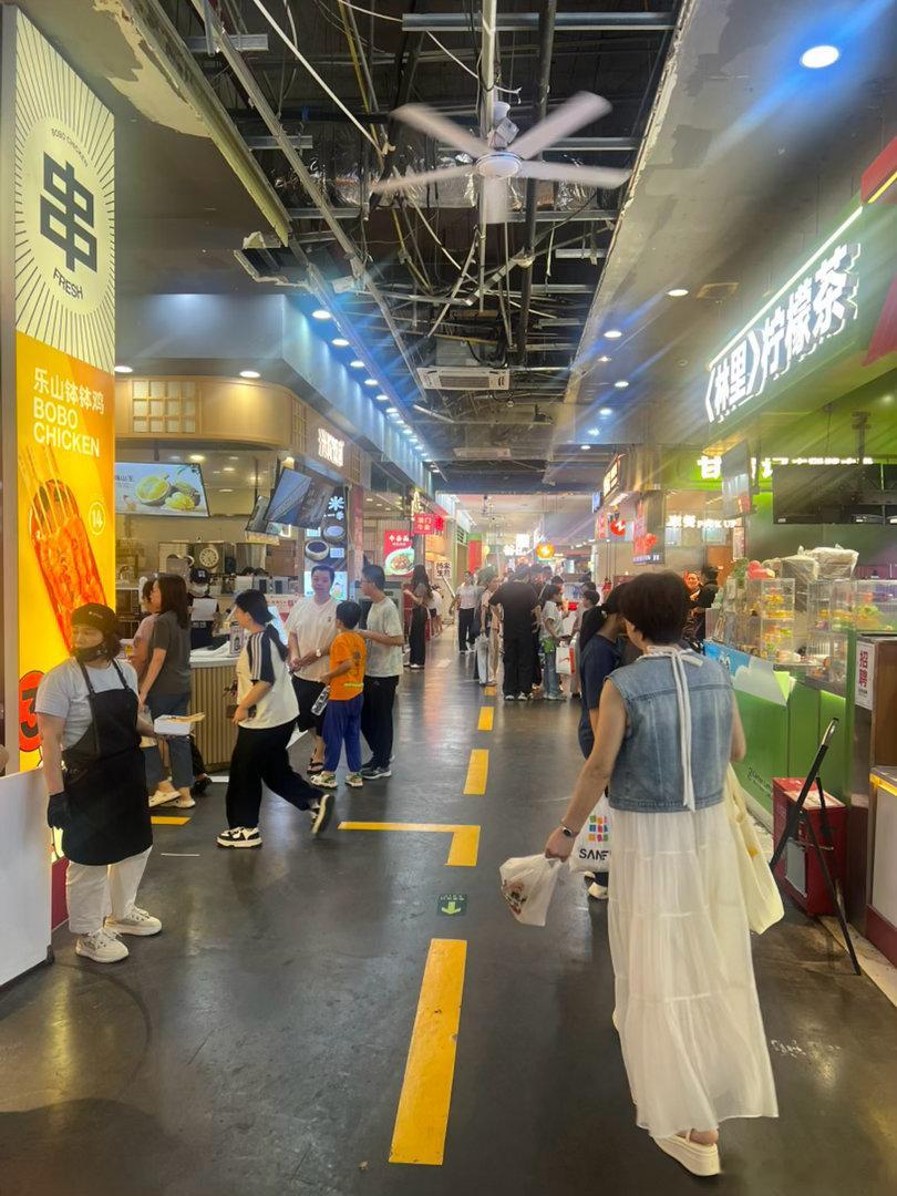 周末休息日逛福州世欧些啵街，小吃店一家挨一家，选择太多了，满满烟火气！福州·王