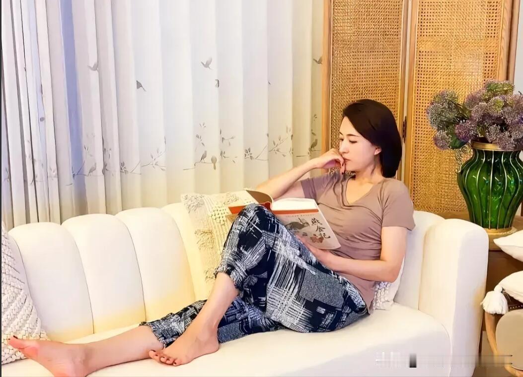 离开了央视平台的这个主持人越来越优雅了，安安静静坐在那看书，气质大方，眉目清秀，