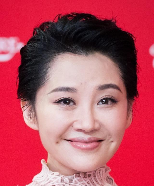 老天爷赏饭吃，就是她这种颜值的人吧，都50多岁了还是那么迷人。这种淡妆比较适合她