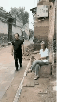 “高手在民间！”一男子路过小巷，看见路边石凳上坐着一位白发苍苍的老太太。他马上停