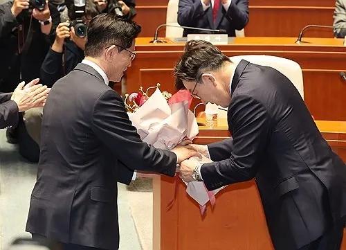 也许是自觉理亏？绝食中的权党鞭罕见“低头”，送了一束花给金文洙。希望金候选人
