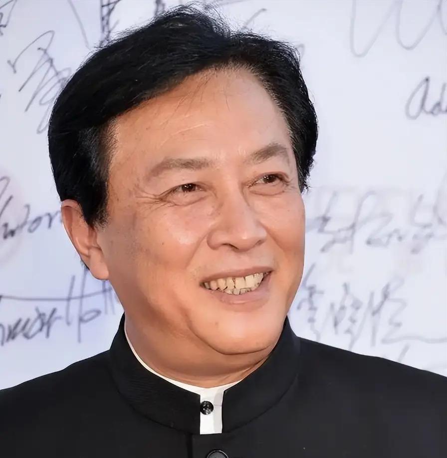 唐国强都73岁，还拼命上综艺赚钱，因为两个儿子都残疾，他担心儿子的婚事。唐国强和