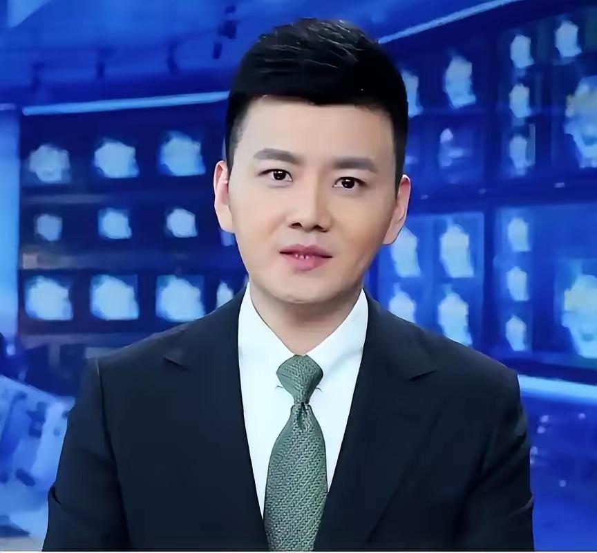 严於信，1987年1月28日出生于北京，祖籍陕西，毕业于中国传媒大学，中央广播电