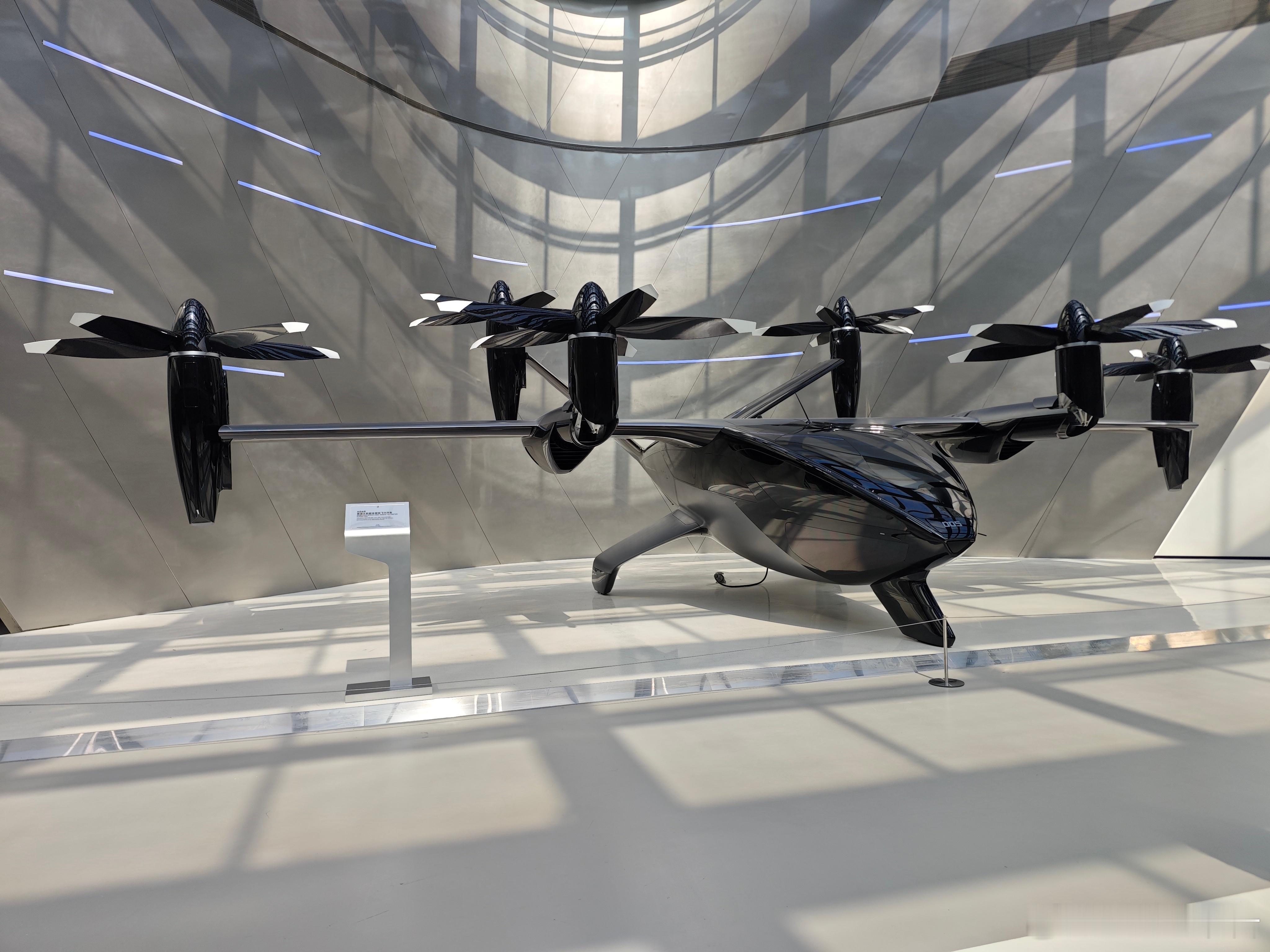 小鹏发布全新全倾转固定翼飞行汽车A86811月5日，在“2025小鹏科技日”上，