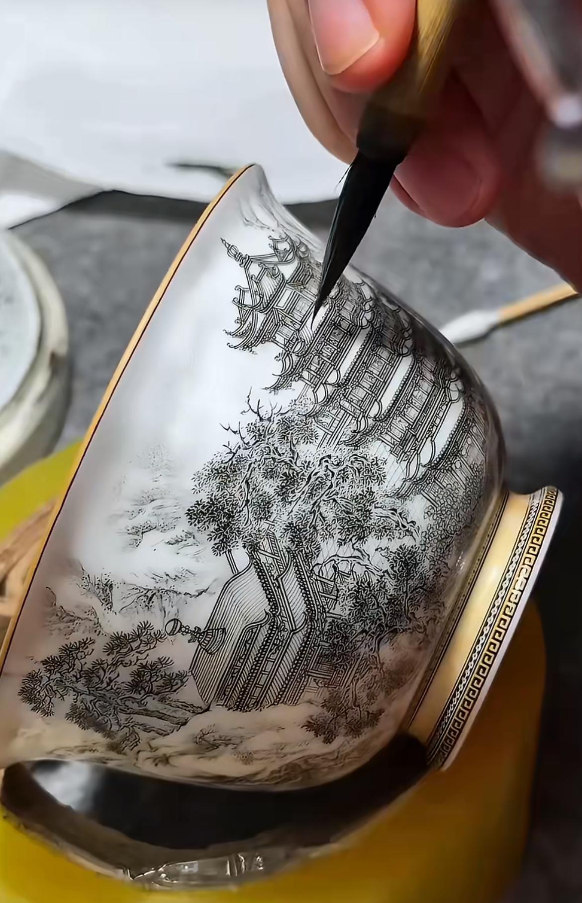 景德镇手绘陶瓷在外网火了，获得了3500万的播放量，一直以为是机器印上去的，没想