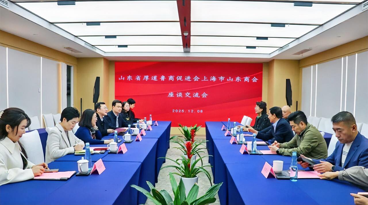 12月8日，新华社上海分社党组书记、社长王永前，山东省厚道鲁商促进会副会长、新华