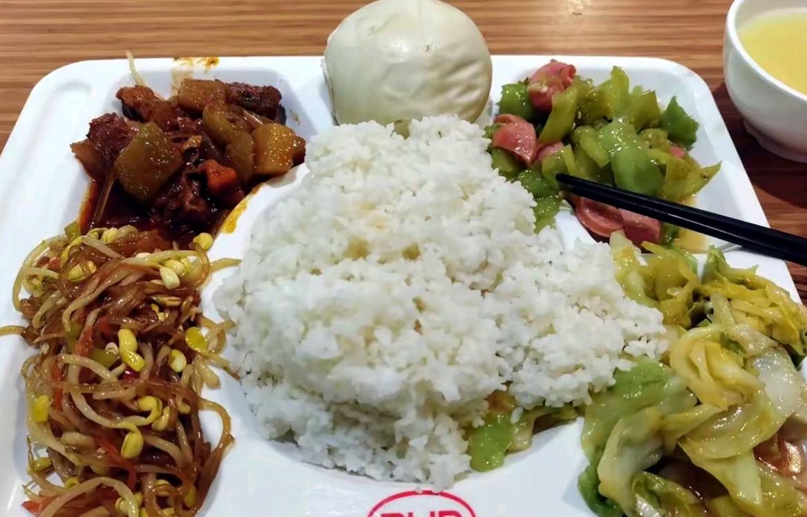 听说过把4S店当自家厨房用的吗？合肥这位庞先生算是做到了极致。事情是这样的，去年