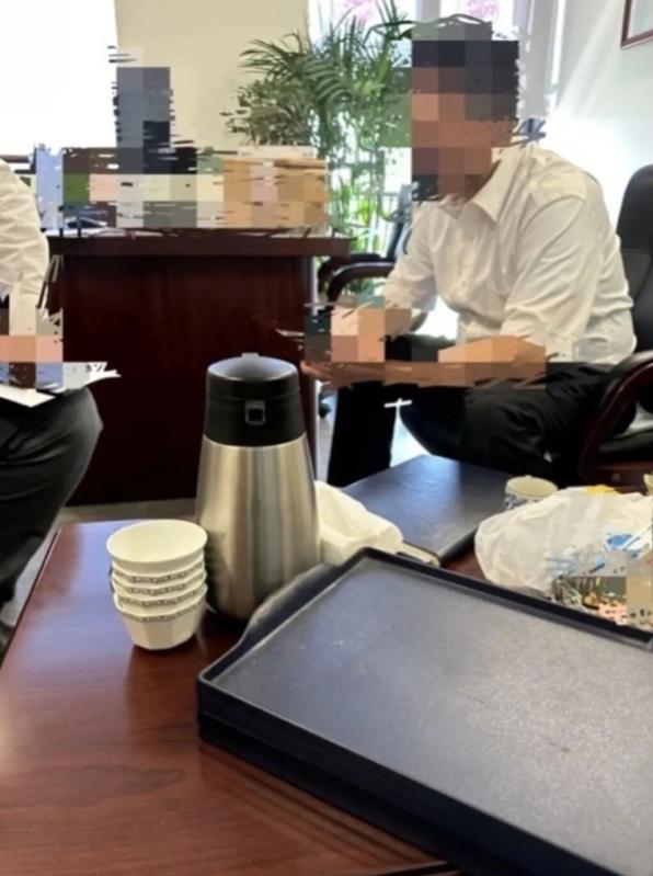 一名网友举报自己在南航工作的48岁空警丈夫，用65页的PPT，连图带字曝光自己的