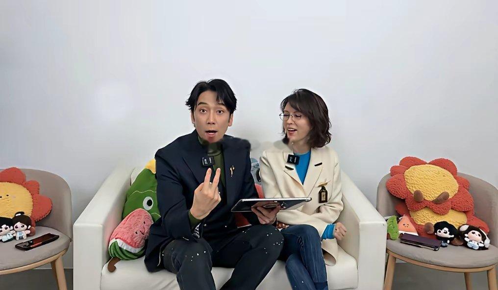 《骄阳似我》中舅舅的扮演者林依轮分享了自己拍剧时的一个小感受，说有一天他的那段戏