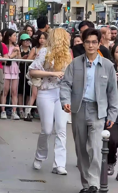 再热的天黄晓明也放弃不了他的大头战靴！他的偶像包袱到底有多重？