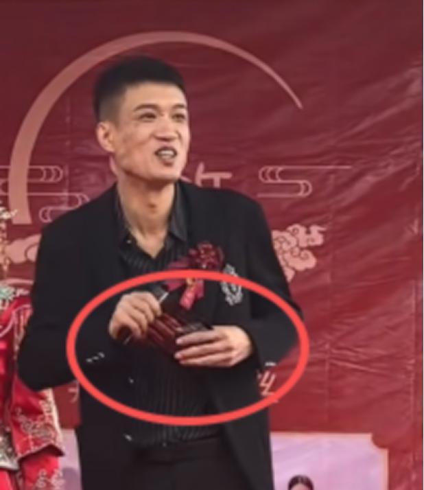 湖北新郎婚礼嚼槟榔当喜糖，新娘满眼崇拜！亲妈一旁蹦迪，网友吵翻：太掉价？近