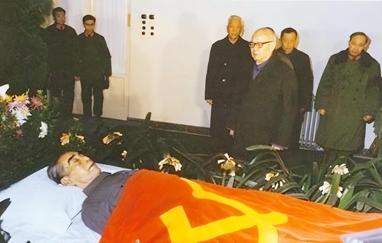 1976年1月11日，周总理的遗体火化。当时出现了一个意外情况，群众不见