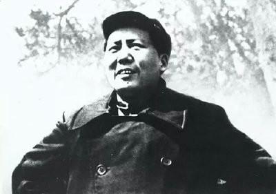 毛主席听相声从不笑出声，侯宝林却编了4句歪诗，逗得他哈哈大笑。新中国成立后，相声