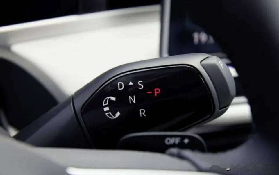 怀挡到底是真香还是真坑？一、真香瞬间1、没了挡杆，中控储物空间就会很大