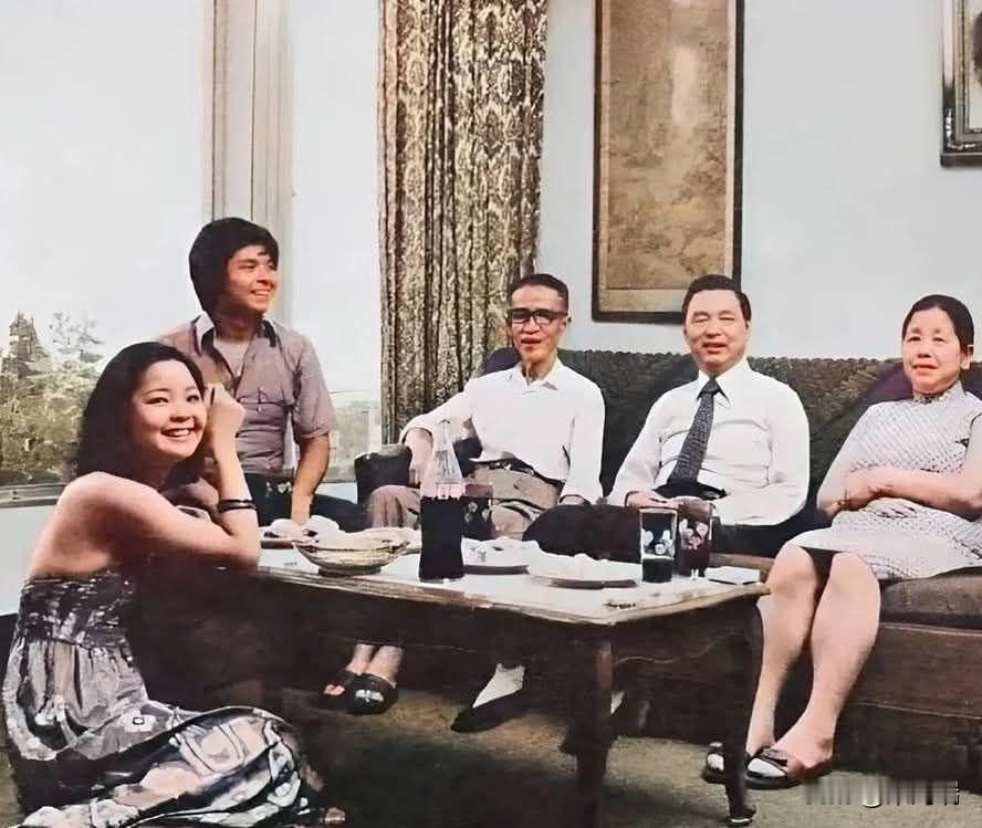 坐在地上的女子是邓丽君（TeresaTeng），打领带的男子是邓枢，他是邓丽君