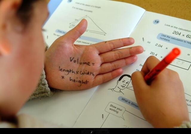 当了老师才懂，作弊藏不住站上讲台才发现，学生作弊的痕迹远比想象中明显。低头瞟