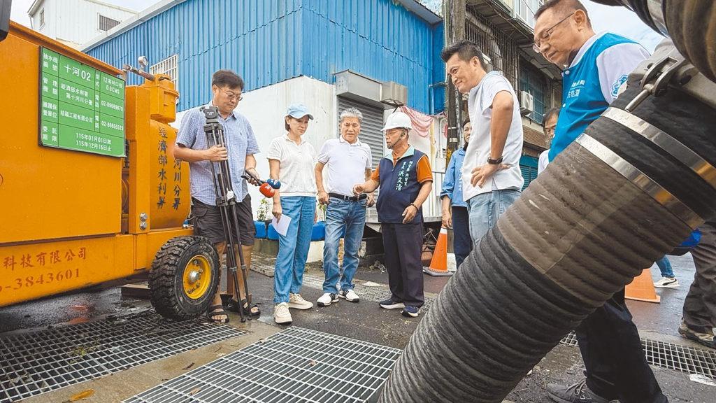 柯志恩在高雄豪雨成灾时徒步涉水勘灾的画面，是本次高雄市长选战中极具标志性的选战事