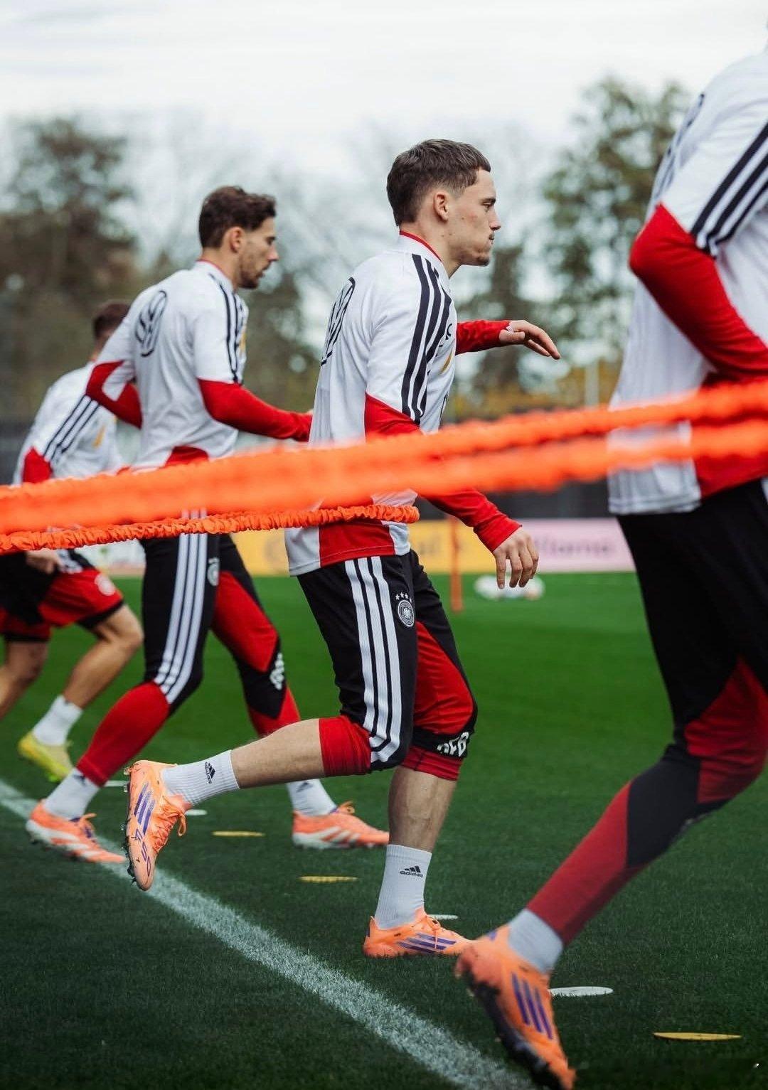 图片报透露维尔茨对近期收到的评论与批评不以为意。这些批评声大多来自特定群体——鲁