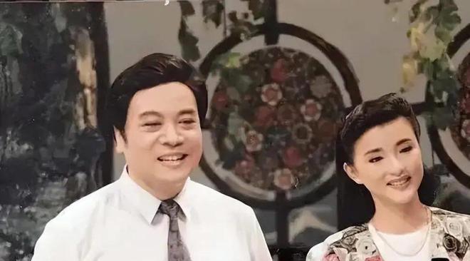 1994年，26岁的杨澜不顾父母的反对，坚决要和银行上班的丈夫张一兵离婚，转身嫁