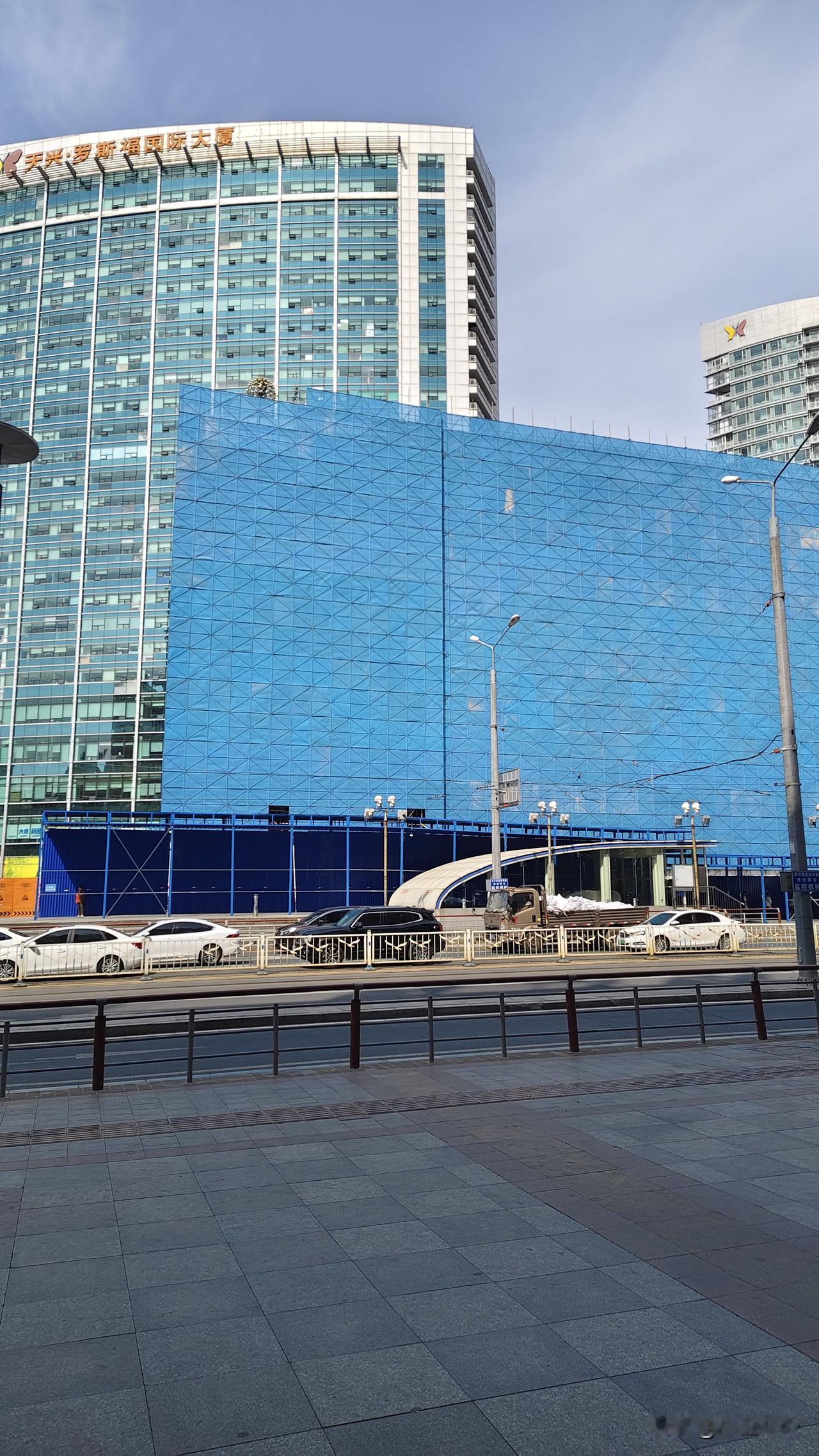 西安路罗斯福以前麦凯乐位置现在大大围挡围上也不知道能干的什么时候，有朋友在附近