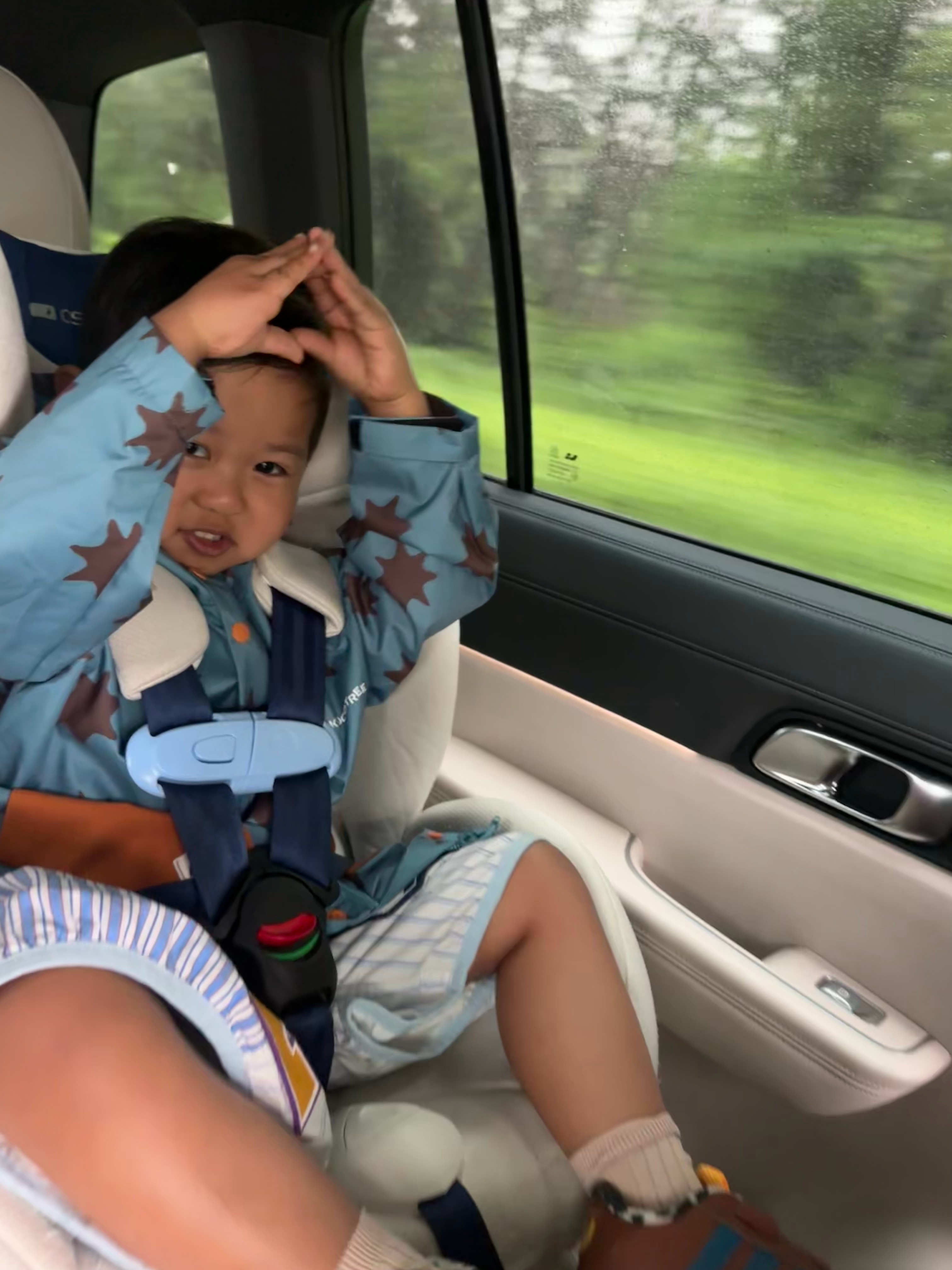 去上学。告诉我怎么摆pose。