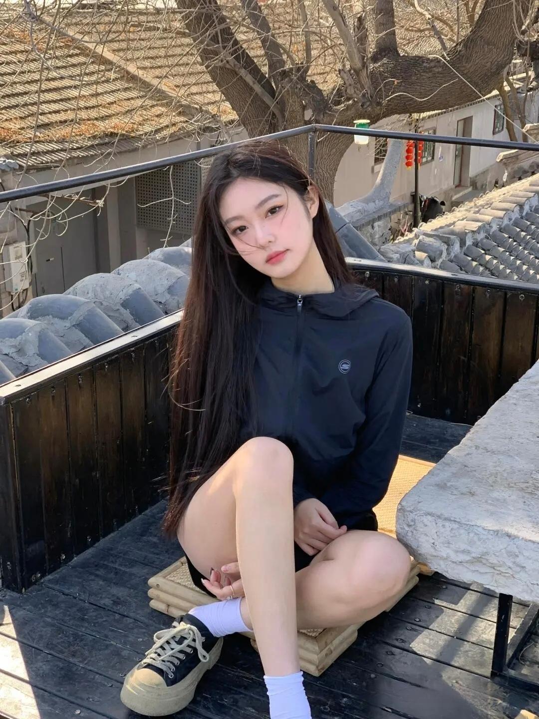 黑色连帽卫衣搭配大长腿，简约又时尚！