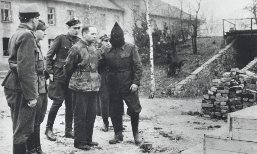 1947年，奥斯维辛集中营指挥官鲁道夫·霍斯被押往绞刑架处决。行刑前四天，霍斯在