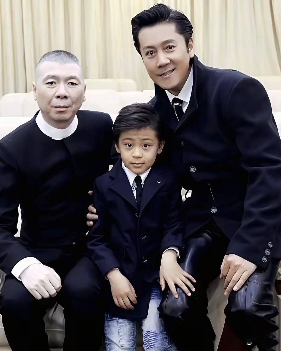 网友说：蔡国庆颜怎么还是个歪下巴？嘴也是歪的，还好，他的儿子是个小帅哥唱歌嘴歪