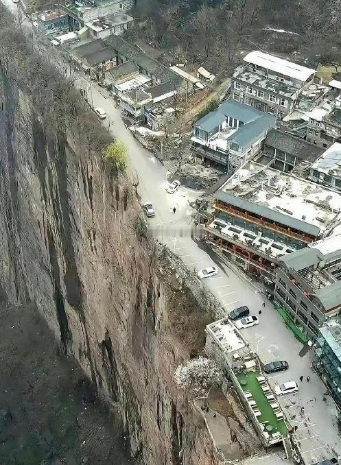 一个敢施工，一个敢住。