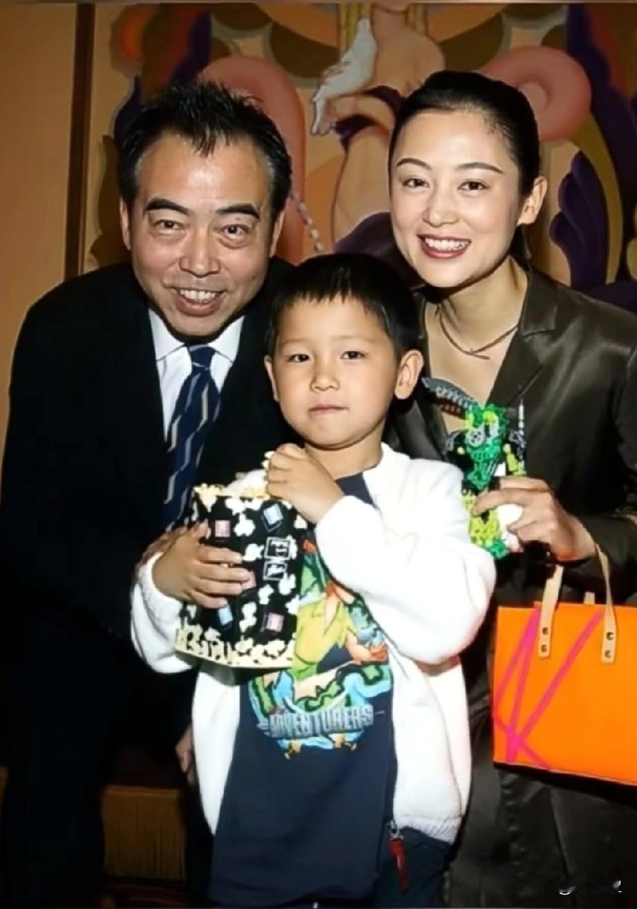 导演陈凯歌说，我为什么选择陈红，不选择别人，是因为她不一样，真的，小事情当大事