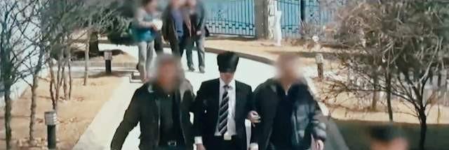 国安真实抓捕间谍画面曝光：两名壮汉夹住西装男，这小子卖给外国5500份情报20